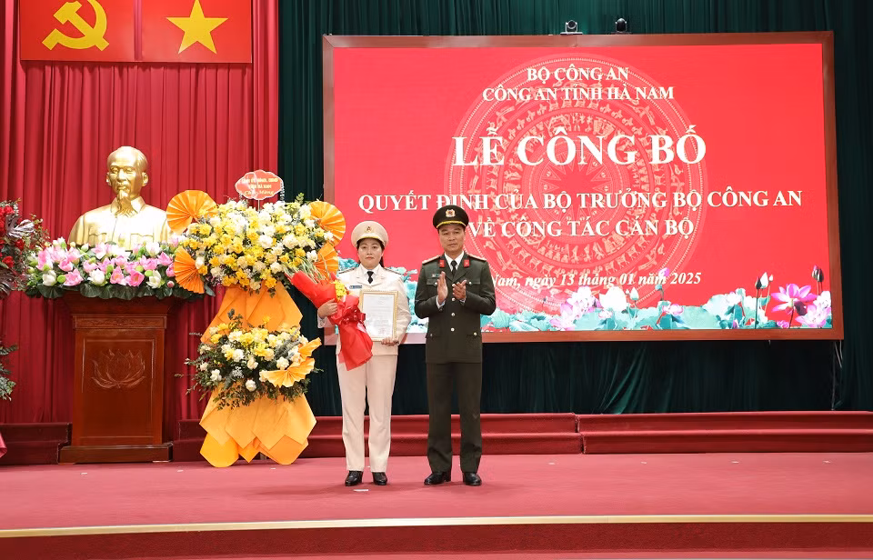 Tại buổi lễ, thừa uỷ quyền của Bộ trưởng Bộ Công an, Đại tá Tô Anh Dũng - Giám đốc Công an tỉnh Hà Nam đã công bố và trao quyết định bổ nhiệm thượng tá Đỗ Thị Thu Hiền - Trưởng Công an TP Phủ Lý giữ chức vụ Phó Giám đốc Công an tỉnh Hà Nam. (Ảnh: Công an tỉnh Hà Nam)