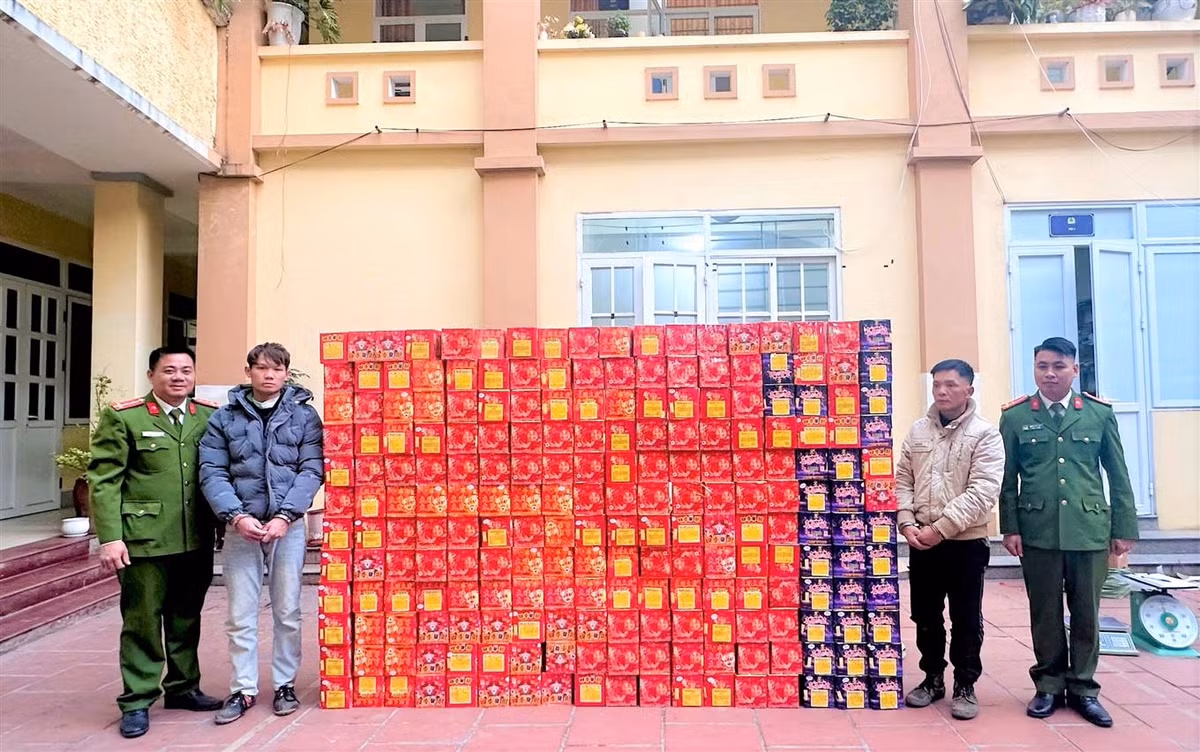 Bắt quả tang, thu giữ hơn nửa tấn pháo nổ nhập lậu Bat qua tang, thu giu hon nua tan phao no nhap lau
