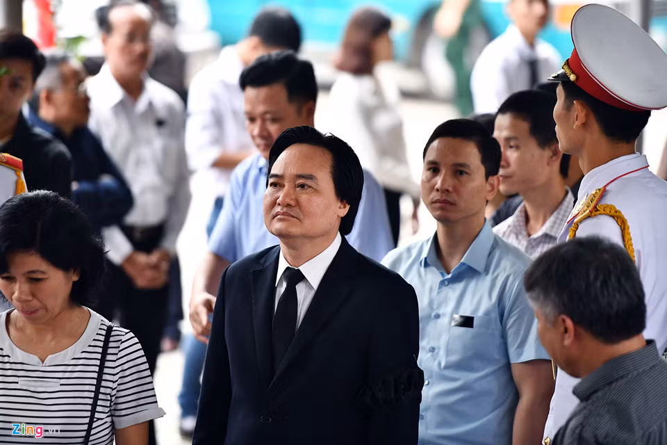 Bộ trưởng Giáo dục và Đào tạo Phùng Xuân Nhạ dẫn đầu đoàn Bộ giáo dục vào viếng giáo sư Phan Huy Lê.