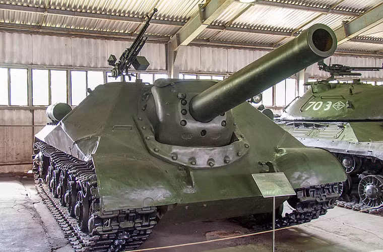 Về hỏa lực, tương tự SU-152, ISU-152, pháo tự hành Object 704 trang bị cỗ pháo ML-20SM mẫu 1944 cỡ nòng 152,4mm với chiều dài súng 4,5mm, không có hệ thống hãm đầu nòng. Cơ số đạn trên xe có 20 viên gồm đạn xuyên giáp (nặng 48,78kg) và đạn nổ mạnh, tốc độ bắn 1-2 phát/phút, tầm bắn 13km. Thực tiễn chiến trường đã chứng minh rằng, đạn 152mm trên SU-152 và ISU-152 dễ dàng biến các cỗ tăng của phát xít Đức thành đống sắt vụn chỉ sau một phát bắn.