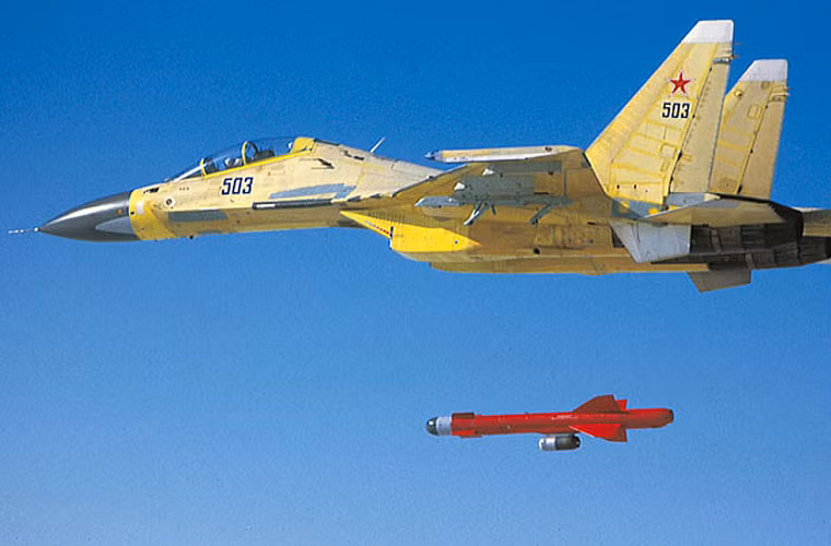 Tên lửa chống hạm Kh-59MK đạt tầm phóng tới 285km, tốc độ hành trình cận âm, trang bị đầu dò radar chủ động sóng mm ARGS-59.