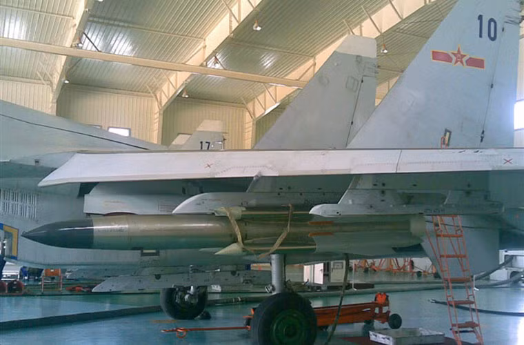 Nga cũng giúp Trung Quốc ít nhất 3 loại tên lửa không đối hải cực mạnh. Mà đứng đầu bảng là tên lửa không đối đất siêu âm Kh-31A trang bị trên tiêm kích Su-30MKK/MK2. Tên lửa này đạt tầm bắn khoảng 50km nhưng có tốc độ tương đương P-270 Moskit.