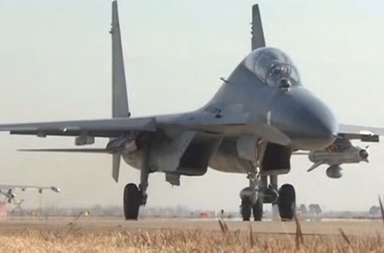 Nguy hiểm nhất trong kho vũ khí tối tân không đối hải mà Nga trao tay Trung Quốc là tên lửa Kh-59MK. Ảnh: Tiêm kích Su-30MKK Trung Quốc mang một đạn Kh-59MK ở cánh phải.