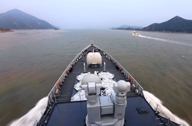 Vũ khí phòng không trên hạm nguy hiểm nhất mà Nga bán cho Trung Quốc là tổ hợp tên lửa phòng không tầm xa S-300FM (NATO gọi là SA-N-20 Fort) trang bị trên tàu khu trục Type 051C và Type 052C.