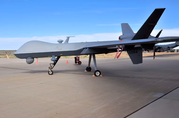 Một chiếc UAV tấn công phiến quân IS dài 11m, sải cánh 20m, cao 3,81m. Máy bay thiết kế với đuôi chữ V, càng không thể thu gọn được.