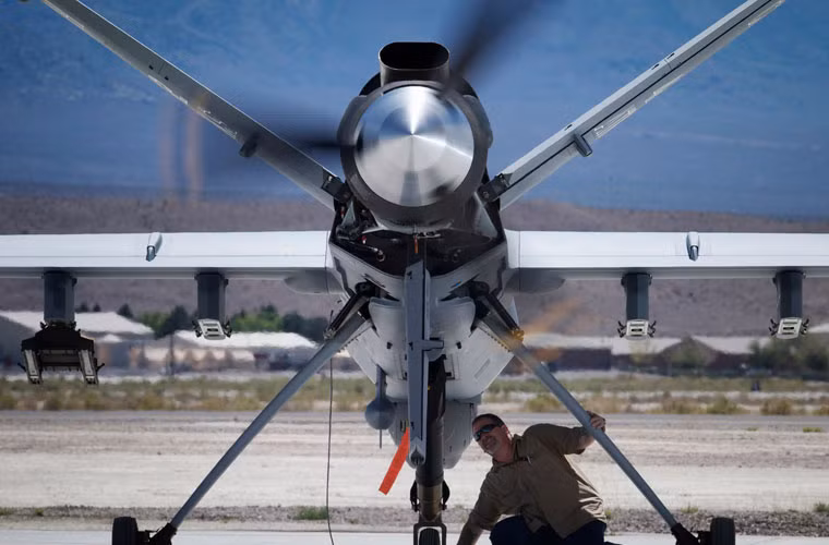 MQ-9 Reaper được trang bị động cơ tuốc bin cánh quạt Honeywell TPE331-10 với hệ thống kiểm soát động cơ điện tử kĩ thuật số cho tốc độ bay tối đa 482km/h, tầm bay 1.852km nhưng thời gian bay liên tục lên đến 14 tiếng với tải trọng đầy đủ. Nghĩa là nó có thể bay nhiều vòng liên tục ở khu vực cần trinh sát.