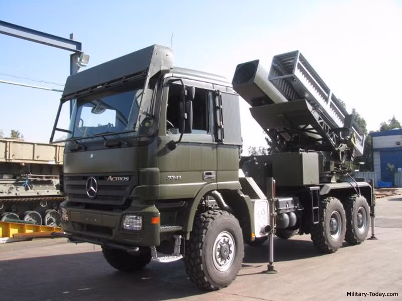 Tên lửa LORA có thể bắn đi khi bệ được nâng ở góc 60-90 độ, hệ thống nâng hoàn toàn bằng điện, không dùng thủy lực. Theo một số nguồn tin, LORA đã được thử nghiệm lắp lên khung gầm xe vận tải hạng nặng KamAZ-6350 8x8 - phương tiện xe quân sự phổ biến trong Quân đội Nga. LORA cũng được cho là có khả năng triển khai trên các tàu chiến để tấn công các mục tiêu nằm sâu trong đất liền đối phương hoặc đánh đảo.