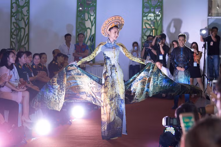 "NTK Nhật Dũng là người anh thân thiết đã giúp tôi có được những bộ áo dài dân tộc đầy nghệ thuật, đặc biệt chiếc áo dài của anh đã giúp tôi để lại ấn tượng sâu đậm trong khuôn khổ cuộc thi Nữ hoàng Sắc đẹp Toàn cầu 2016, điều đó góp phần rất lớn để tôi giành được vị trí cao nhất tại cuộc thi... Chính vì vậy, khi được mời tham gia và hình ảnh của mình được trưng bày tại bảo tàng, tôi vui vẻ nhận lời ngay, đó là vinh dự rất lớn và cũng là cách trân trọng của tôi muốn dành lời cảm ơn tới NTK Nhật Dũng", Ngọc Duyên bày tỏ.
