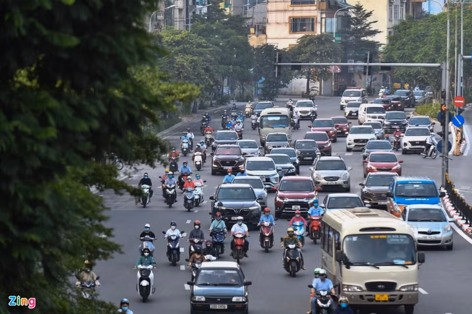 Hình ảnh lúc 7h30 tại khu vực Ngã Tư Sở. Hình ảnh xe cộ chen chúc như thế này gây cảm giác như ngày bình thường.