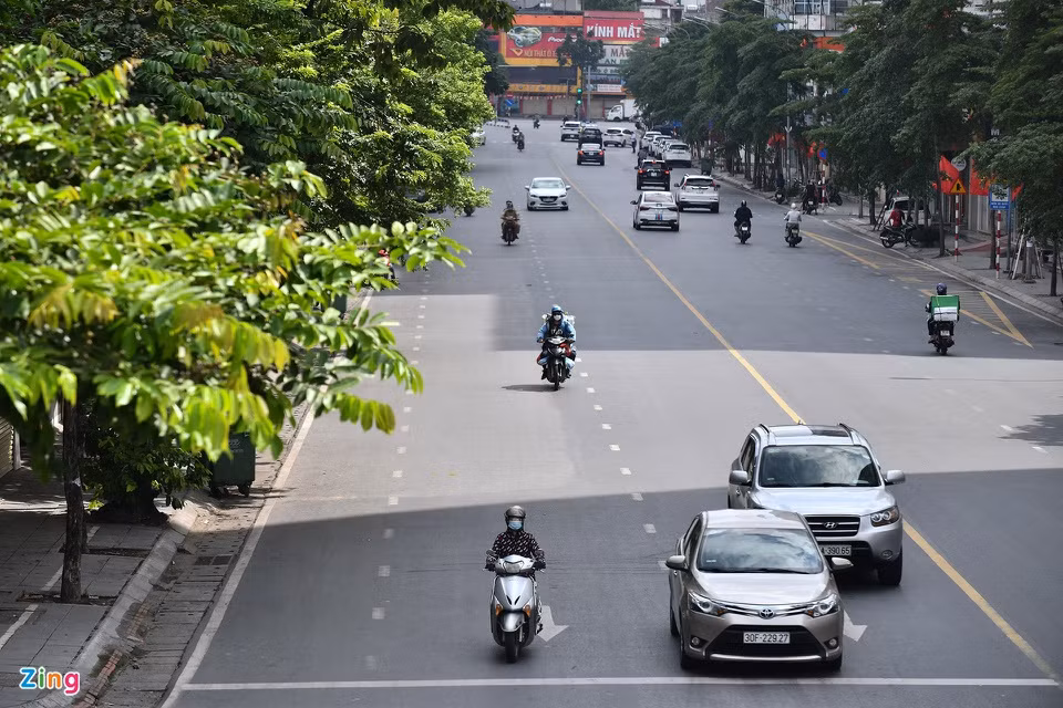 9h, một số tuyến phố bắt đầu vắng dần do người dân đã tới nơi làm việc. Hình ảnh trên phố Xã Đàn, quận Đống Đa. 