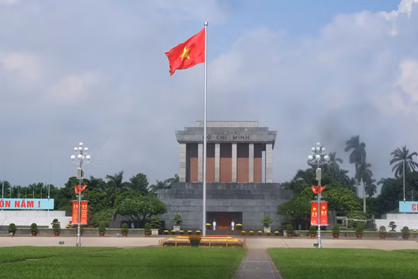 Tại khu vực Lăng Bác, cờ hoa cũng treo xung quanh tạo không khí hứng khởi chào mừng các ngày lễ lớn của dân tộc.