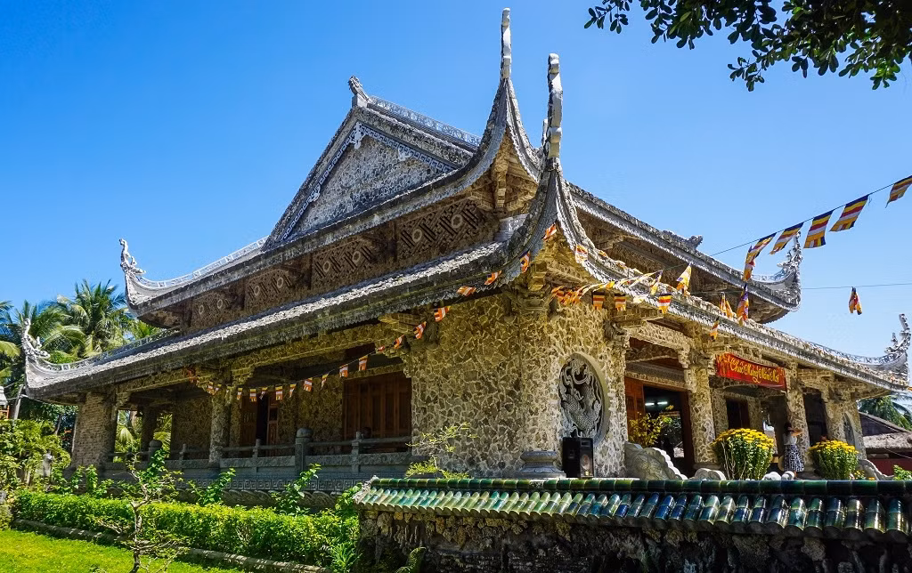Từng khối san hô bao được mang về phân loại, kỳ công đẽo gọt và mài nhẵn. Sau đó được ốp trang trí mái, lam, đầu rường, mặt tiền theo hình chữ vạn hoặc hình kỷ hà, ngọn sóng. Nội thất bên trong sử dụng muôn vạn mảnh gáo dừa lắp ghép ốp tường tạo hình thay gỗ với các sắc màu nâu, đen, trắng xen lẫn hài hòa.