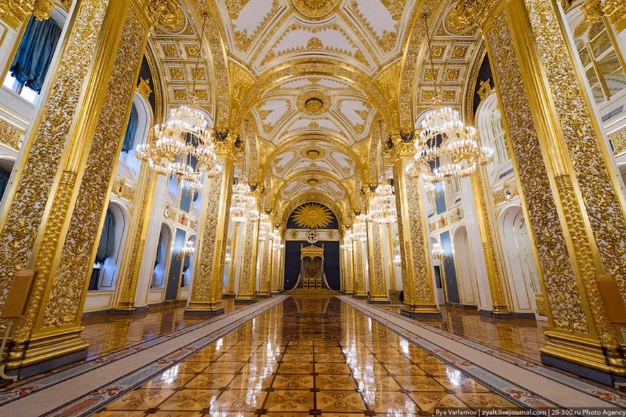 Cung điện Catherine ở Tsarskoye Selo, Nga: Cung điện Catherine hoàn thành vào năm 1756, có chu vi gần 1 km. Trong thời đại của Elizabeth, cung điện được dát hơn 100kg vàng để trang trí. Trong cung, nội thất, ghế, cửa, tượng đều bằng vàng ròng. Đây cũng là nơi ở mùa hè của Sa hoàng Nga.