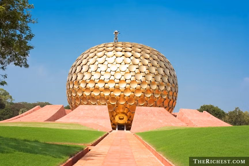 Đền Matrimandir ở Auroville, Ấn Độ: Đền Matrimandir ấn tượng với mái vòm được phủ đầy các đĩa vàng. Công trình là biểu tượng của các nghi thức thiền và yoga.