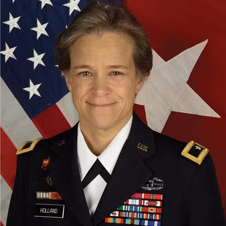 Chuẩn tướng Diana Holland, tốt nghiệp Học viện Quân sự Mỹ. Bà là phụ nữ đầu tiên giữ chức vụ Phó Tướng chỉ huy hỗ trợ một sư đoàn bộ binh hàng nhẹ.