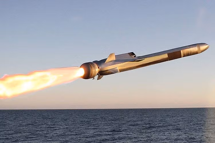 Được biết, tập đoàn vũ khí Raytheon của Mỹ đã cùng bắt tay với Na Uy hợp tác sản xuất loại tên lửa NSM này để trang bị cho các chiến hạm ven bờ.