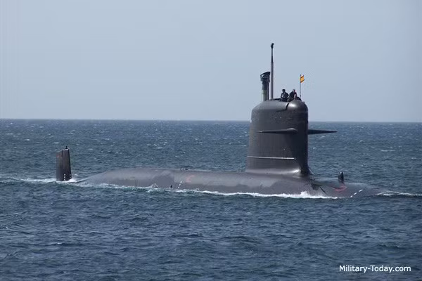 Scorpene được trang bị sonar quét mảng pha thụ động song song, tích hợp dẫn đường DR3000 do hãng Thales phát triển và hệ thống sonar ứng dụng công nghệ quét mảng pha đa chiều S-Cube là TSM2233M và TSM2253 thuộc hàng tiên tiến nhất hiện nay.