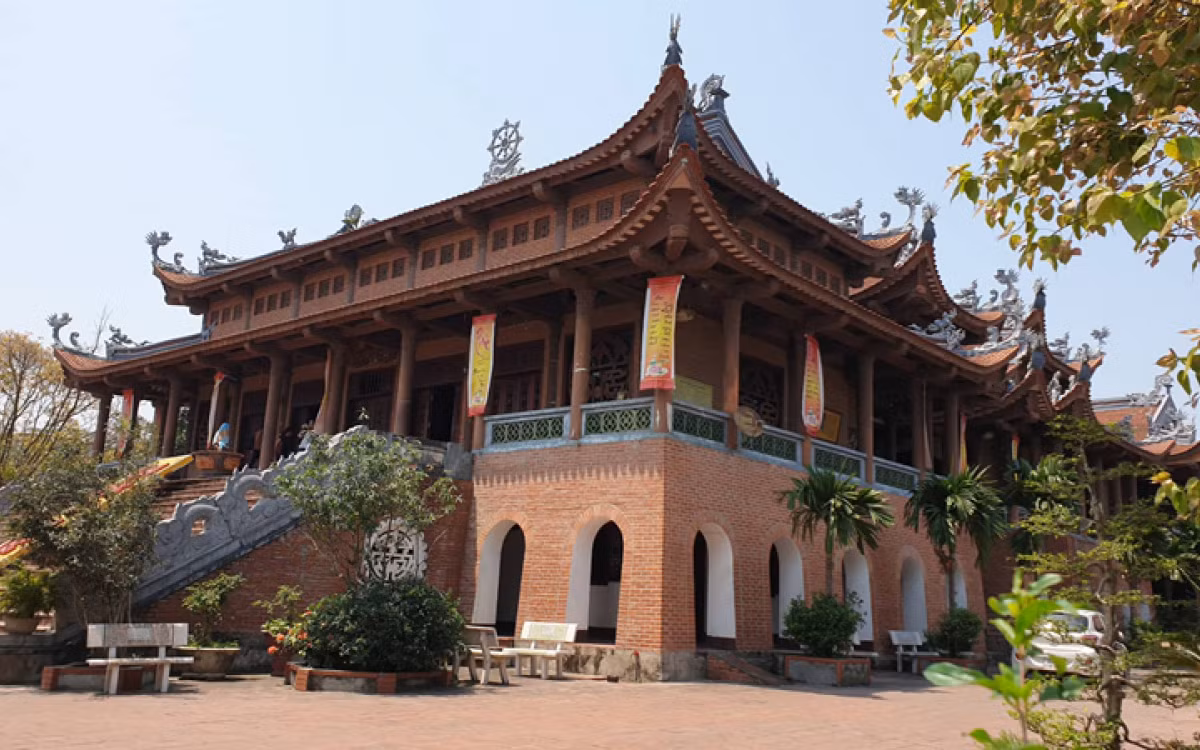  Chùa Bầu (đường Nguyễn Văn Trỗi, phường Hai Bà Trưng, thành phố Phủ Lý) có diện tích mặt nước rộng lớn. Hồ nước liên kết với sông Đáy tạo nên cảnh quan tuyệt đẹp và tô điểm thêm cho bức tranh thanh bình, tĩnh tại của chùa Bầu. Chùa Bầu hơn 1000 năm tuổi là nơi sinh hoạt văn hóa tâm linh của nhiều thế hệ. (Ảnh: VOV) 
