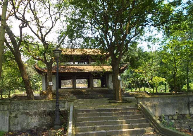  Chùa Long Đọi (xã Tiên Sơn, huyện Duy Tiên) nằm trên thế đất Cửu Long với hình dáng như một con rồng lớn. Đầu núi Đọi nhô lên tạo thế đầu rồng đang hướng về phía thành Thăng Long. Trên đỉnh núi Đọi, du khách sẽ có cơ ngội ngắm nhìn vẻ đẹp thiên nhiên hùng vĩ với dáng hình của 9 con đường và dòng sống uốn lượn như 9 con rồng lớn. Vẻ đẹp phong rêu cổ kính và vô cùng tĩnh tại chắc chắn sẽ làm lòng người được thư thái, thanh tịnh hơn. 