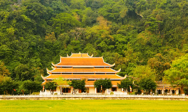  Chùa Tiên (Núi Đụn, thôn Đồi Ngang, xã Thanh Lưu, huyện Thanh Liêm) không chỉ cất giữ những ngọc phả, sắc phong quý, chùa còn có nghi thức rước mẫu, lễ cầu quốc thái dân an trong mùa lễ hội từ mùng 1 đến mùng 3 âm lịch. Các hoạt động văn hóa, văn nghệ thu hút đông đảo sự tham gia của các phật tử và du khách thập phương. (Ảnh: Hà Nội Mới)
