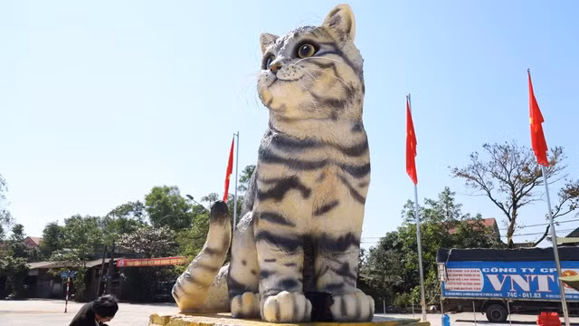 Ngày 16/1, UBND huyện Triệu Phong (Quảng Trị) khai màn Hội hoa xuân Tết Quý Mão tại quảng trường thị trấn Ái Tử. Trong đó, điểm nhấn là tượng linh vật mèo Tết 2023. 