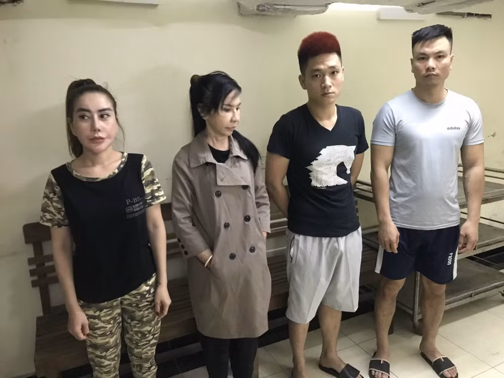 Sau một thời gian theo dõi, rạng sáng 24/11, Công an quận Hoàn Kiếm (Hà Nội) bất ngờ kiểm tra quán bar Never Sleep-GenZ phát hiện 3 bàn khách nghi sử dụng trái phép chất ma túy, thu giữ 1 túi nilon chứa 5 viên nén dạng “thuốc lắc”, 2 túi nilon chứa ma túy dạng ketamine và nhiều tang vật có liên quan. 25 đối tượng (16 khách, 9 nhân viên) được đưa về trụ sở. Chủ nhân bữa tiệc ma túy này không ai khác chính là Dung “Thà”. Dung khai nhận tổ chức mừng sinh nhật con trai nuôi là Nguyễn Giao Linh (trú tại Đống Đa, Hà Nội). Trong số những người có mặt tại bữa tiệc ma túy này, có cả con gái của Dung.