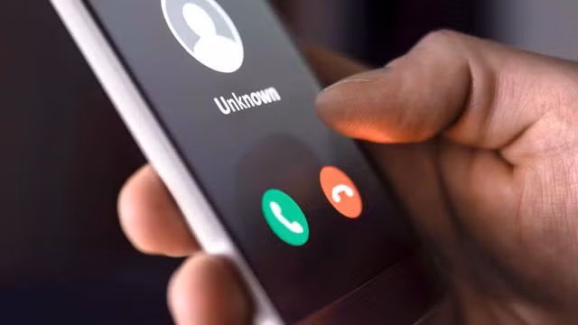 5. Giả danh cơ quan công an, viện kiểm sát, tòa án gọi điện qua giao thức VoIP để hăm dọa bị hại có liên quan đến các vụ án đang điều tra, yêu cầu bị hại chuyển tiền đến các tài khoản do các đối tượng chỉ định hoặc yêu cầu cung cấp mã OTP để xác thực chuyển tiền để kiểm tra, xác minh sau đó chiếm đoạt. (Ảnh minh hoạ, nguồn ảnh Internet)