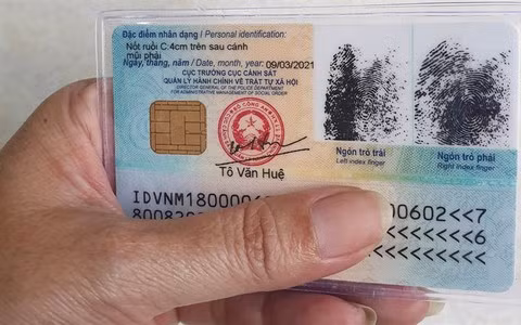 7. Sử dụng các thông tin trên thẻ căn cước công dân (CCCD) để lừa đảo, các đối tượng sử dụng nhiều thủ đoạn khác nhau để thu thập hình ảnh CCCD của người dân. Sau đó, sử dụng thông tin trên CCCD để đăng ký mã số thuế ảo hoặc để vay tiền các tổ chức tín dụng trên mạng xã hội với lãi suất "cắt cổ" hoặc sử dụng thông tin để thực hiện hành vi lừa đảo chiếm đoạt tài sản. (Ảnh minh hoạ, nguồn ảnh Internet)
