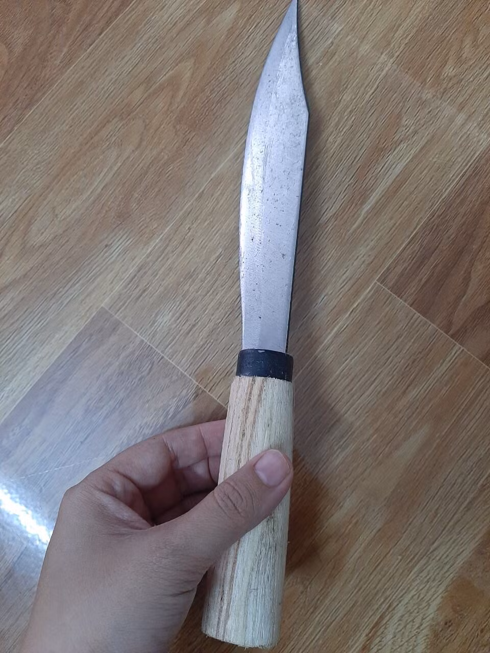 Huy từng có 2 tiền án. Sau khi ra tù, Huy có đặt vấn đề tình cảm với một số phụ nữ, nhưng không được ai đồng ý. Từ đó, gã sinh lòng hận thù với phụ nữ và có ý định sử dụng hung khí là gạch, gậy gỗ, bóng đèn tuýp, dao nhọn, tấn công những người phụ nữ gặp trên đường. (Ảnh minh hoạ, nguồn ảnh Internet) 
