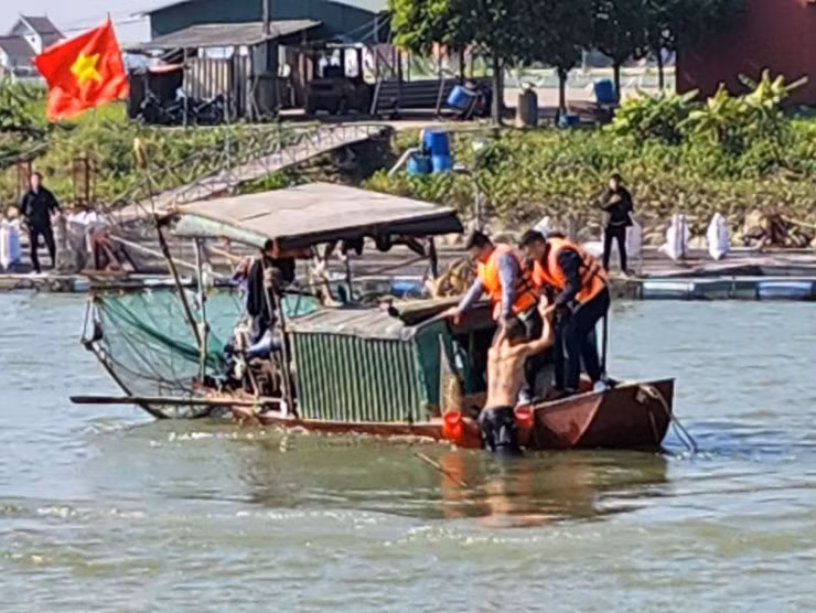 Song, lúc này Thành trong tình trạng vô cùng kích động, một tay cầm lọ thuốc, tay kia tiếp tục bơi và đe dọa sẽ uống thuốc sâu tự tử nếu lực lượng vây bắt tiếp cận. Trong tình huống đó, tổ công tác vây bắt trên đò sắt đi vòng quanh vị trí Thành đang bơi, chuẩn bị phương án nhảy xuống sông bắt giữ. Trung tá Bùi Duy Thiềm báo cáo lãnh đạo huy động lực lượng cứu nạn, cứu hộ và lực lượng y tế xuống hiện trường. (Ảnh: Công an TP HCM)