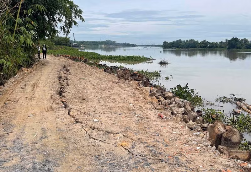 Đúng như nhận định, khi phát hiện lực lượng vây bắt, Thành tháo chạy ra rìa bờ sông rồi nhảy xuống với ý định bơi sang bờ bên kia thuộc huyện Lương Tài, Bắc Ninh. Trung tá Thiềm chỉ đạo trinh sát trưng dụng đò sắt để bám đuổi đối tượng. Để đảm bảo an toàn cho Thành, trung tá Thiềm yêu cầu vứt phao cứu sinh. Khi đối tượng đang ở giữa dòng, lực lượng vây bắt chỉ đạo người lái đò tiếp cận gần hơn đối tượng; đồng thời vận động, thuyết phục Thành. (Ảnh minh họa, nguồn ảnh Internet) 