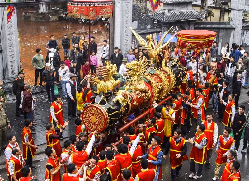  Hội rước pháo làng Đồng Kỵ, Bắc Ninh: Hội pháo làng Đồng Kỵ (Từ Sơn, Bắc Ninh) được ghi tên trong danh sách Di sản văn hóa phi vật thể quốc gia. Đây được coi là lễ hội được tổ chức sớm nhất trong năm, thường khai hội vào ngày mùng 4 tháng Giêng để tưởng nhớ ngày Thánh Thiên Cương - vị tướng sau này được dân tôn thờ làm thành hoàng làng, điều quân đi đánh giặc. (Ảnh: Người lao động)