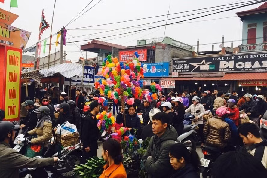  Hội chợ Viềng: Diễn ra tại xã Kim Thái (huyện Vụ Bản và thị trấn Nam Giang, huyện Nam Trực, tỉnh Nam Định). Chợ họp từ đêm mùng 7 cho đến hết mùng 8 tháng Giêng. Chợ Viềng mỗi năm chỉ họp duy nhất một phiên, bày bán chủ yếu là các loại cây trồng, nông cụ và đồ cổ, từ hoa cây cảnh đến cuốc, xẻng và cả những những bộ tế khí, lư hương đồng… Với quan niệm đi chợ Viềng “mua may, bán rủi”, người bán kẻ mua đều vui vẻ, người bán không nói thách và người mua cũng không mặc cả. (Ảnh: Lao Động)
