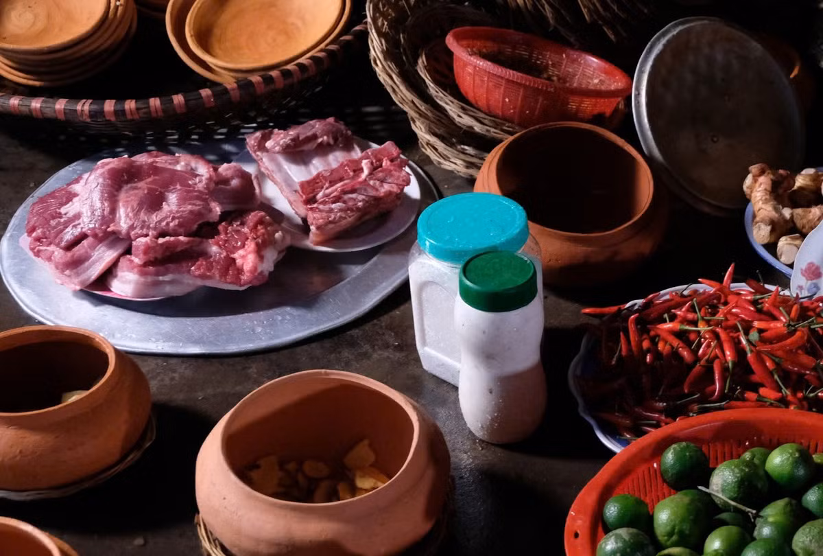Khi cá đã nhừ xương tiếp tục cho thêm thịt ba chỉ loại ngon, đun tiếp cho đến khi thịt nhừ nhưng không nát thì tắt lửa, om trên bếp. Thịt lợn phải chọn loại tươi, con lợn không quá to hay quá nhỏ. (Ảnh: Tuyết Vân)