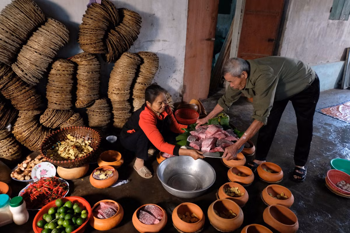 Cơ sở cá kho Trần Bá Sản là một trong những hộ gia truyền làm nghề kho cá nhiều đời ở làng Vũ Đại, cách nhà Bá Kiến (trong tác phẩm Chí Phèo) chỉ vài bước chân. Cụ Sản đã ngoài thất thập, tóc trắng, cánh tay gân guốc thoăn thoắt dóc vảy, chặt cá. (Ảnh: Tuyết Vân)