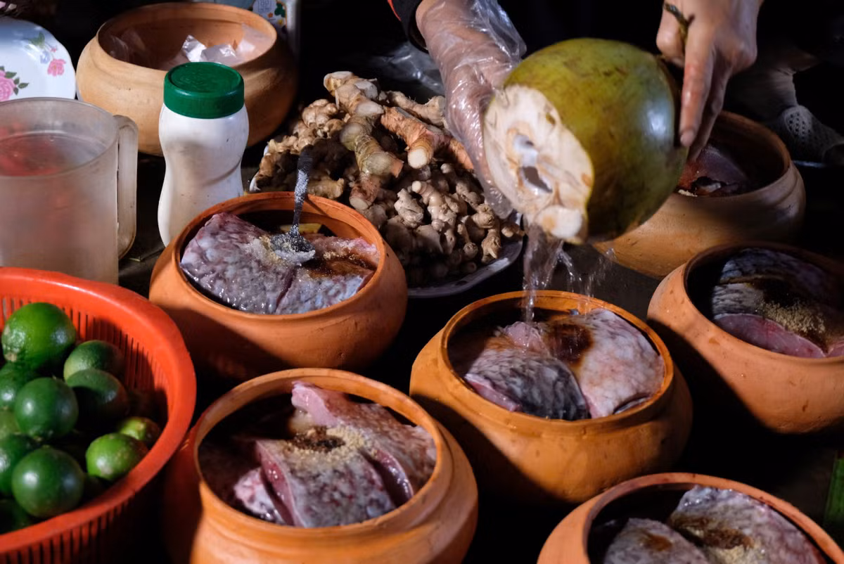Bà Thìn, cơ sở “Cá kho Trần Bá Sản” cho biết, gia vị chế biến món cá kho làng “Anh Chí” cũng không có gì bí mật. Bà Thìn thậm chí còn chế biến gửi tặng cho một số bạn bè, khách hàng. Hầu hết hộ gia đình làm nghề kho cá trong làng đều dùng khoảng 20 loại gia vị: riềng, gừng, hành, ớt, nước mắm, mì chính, gia vị, hạt nêm, đường, hạt tiêu, nước cốt cua đồng, nước cốt chanh, nước hàng,... Muốn cá kho ngon hơn thì cho thêm nước dừa tươi, nước xương hầm. ( Ảnh: Tuyết Vân )