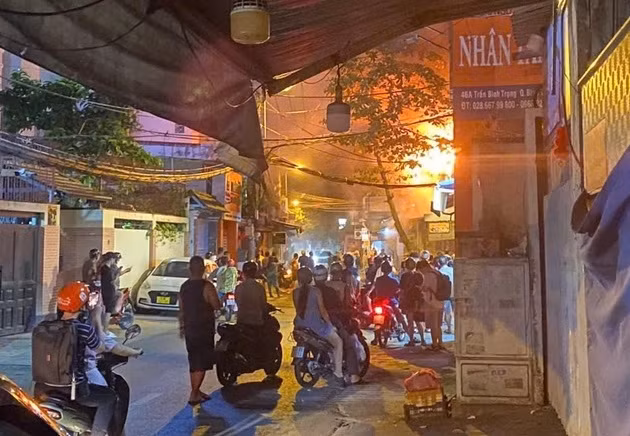 Nhà 4 tầng ở Bình Thạnh cháy đỏ rực trong đêm - Hình 2 Nha 4 tang o Binh Thanh chay do ruc trong dem-Hinh-2