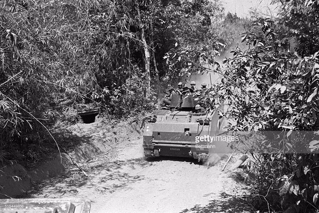 Quân đội Sài Gòn tuần tra trên một nhánh của Đường mòn Hồ Chí Minh ở Lào, tháng 2/1971. Ảnh: Getty.