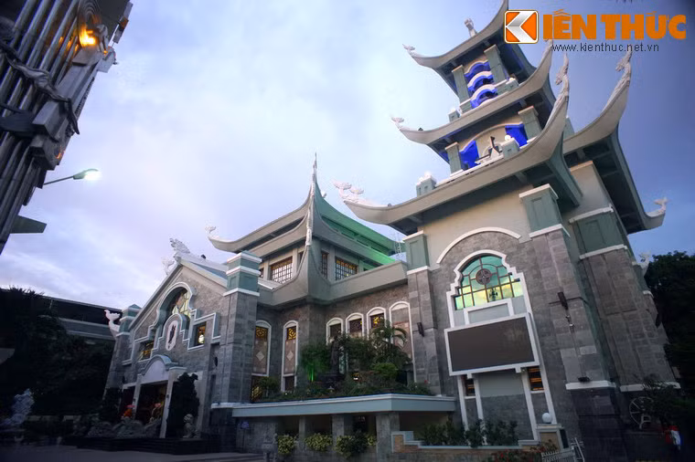 Nhà thờ được xây dựng năm 1962, với kiến trúc ban đầu do kiến trúc sư Võ Văn Tần với mặt tiền hình quả chuông úp, tháp chuông có ba quả chuông. Năm 2003, nhà thờ được xây mới và khánh thành năm 2005.