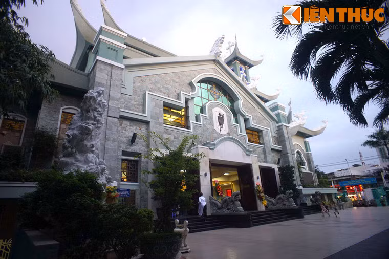 Mặt ngoài nhà thờ được ốp những phiến đá xanh, làm tăng vẻ uy nghiêm, vững chãi, đồng thời khiến công trình gợi nhớ đến nhà thờ đá nổi tiếng ở Phát Diệm, Ninh Bình.
