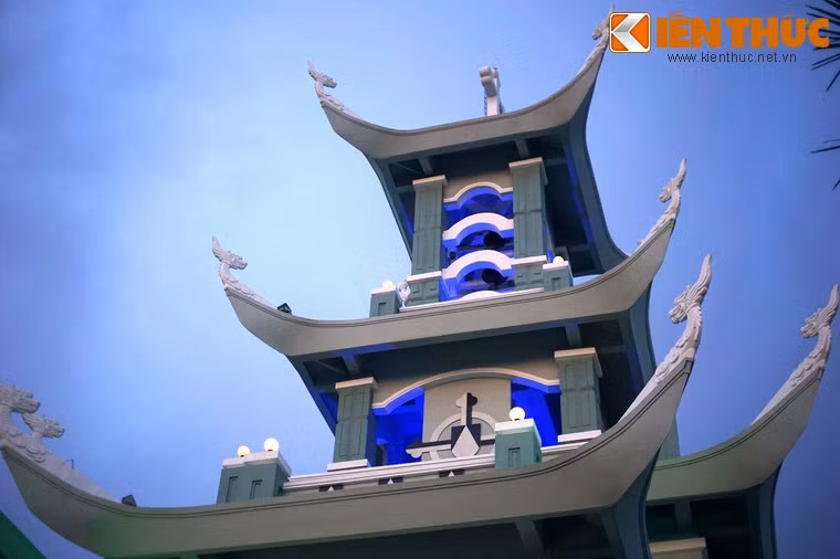 Tháp chuông nhà thờ hình trụ vuông gồm ba tầng mái với kiểu dáng mái cong truyền thống, được cách điệu và hiện đại hóa, bên trong có ba quả chuông. Mỗi góc mái là một đầu đao hình đầu rồng.