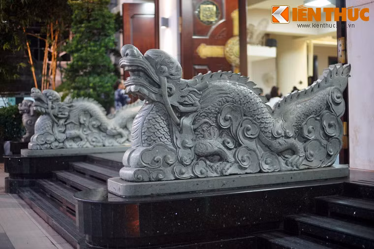 Hai bên lối vào thánh đường có đặt tượng các linh vật mang bản sắc việt, gồm một cặp rồng và một cặp nghê.