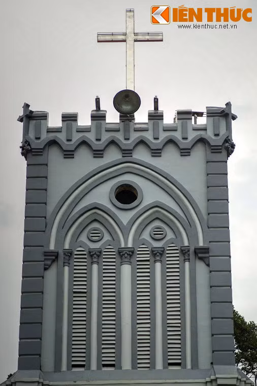 Tháp chuông của nhà thờ.