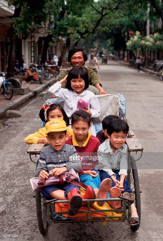 6 em bé trên một chiếc xích lô.