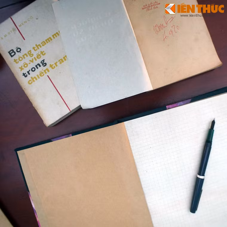 Từ năm 1980 đến 1986, ông giữ chức Bộ trưởng Quốc phòng của nước CHXHCN Việt Nam.