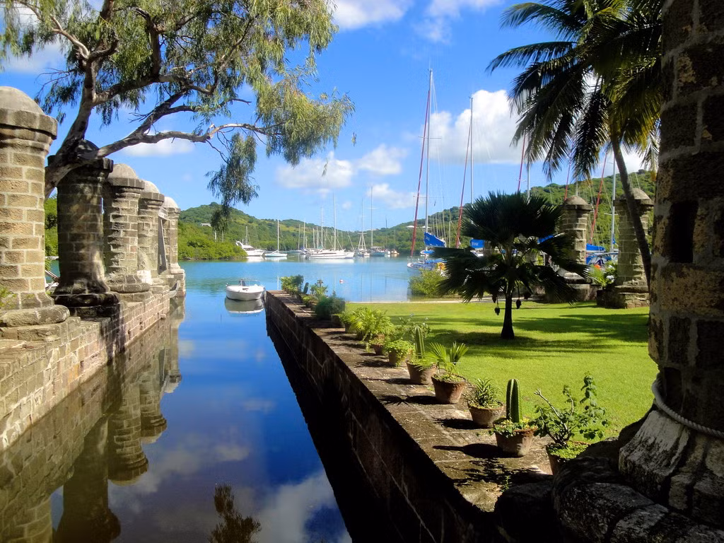  Xưởng đóng tàu Hải quân Antigua và các địa điểm khảo cổ liên quan (Antigua và Barbuda). Di sản thế giới mới này nằm bên bờ vịnh sâu, hẹp của đảo quốc Antigua, gồm một nhóm các tòa nhà hải quân Gruzia mang phong cách Georgian với tường thành bao quanh. Vào thế kỷ 18, nơi đây là xưởng đóng tàu của hải quân Anh với nhân công chủ yếu là nô lệ châu Phi.