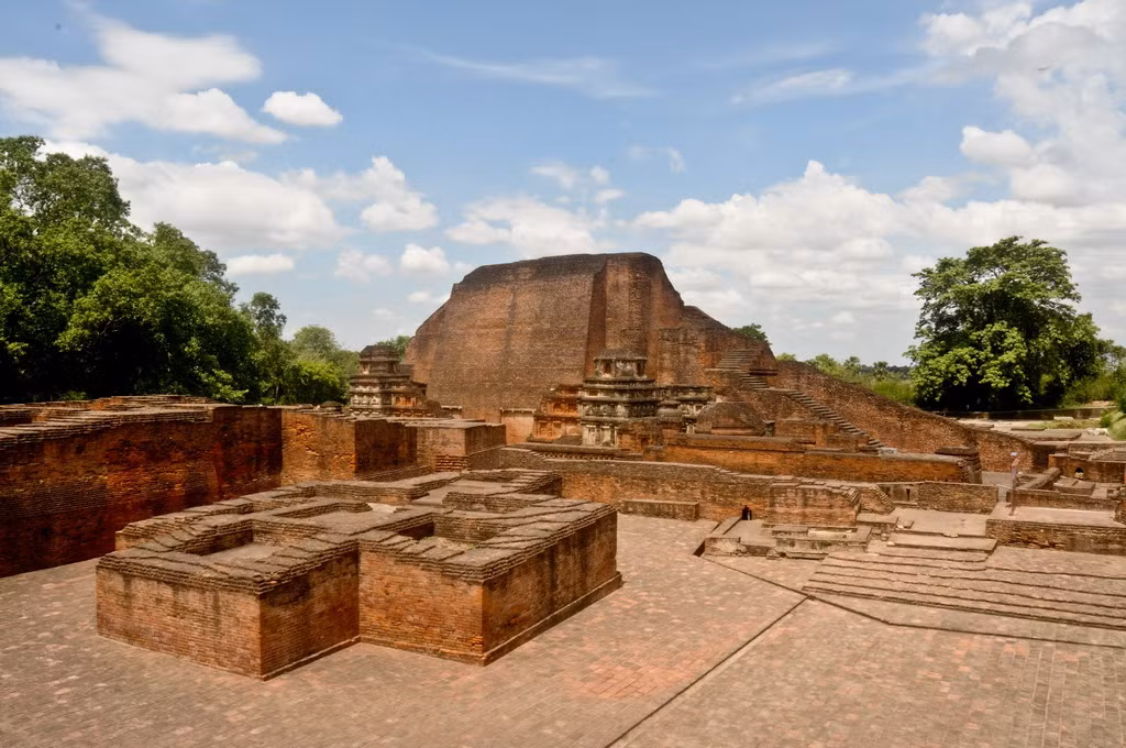  Đại học Nalanda (Ấn Độ). Di tích Nalanda nằm ở bang Bihar, phía Đông Bắc Ấn Độ, là tu viện và trung tâm học thuật Phật giáo tồn tại từ thế kỷ thứ 3 TCN đến thế kỷ thứ 13 SCN, được coi là đại học cổ xưa nhất của lục địa Tiểu Ấn. Ngày nay địa điểm này vẫn còn lưu giữ nhiều bảo tháp, đền thờ, tịnh xá và nhiều công trình khác.