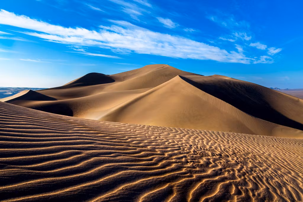  Sa mạc Lut (Iran). Nằm ở phía Đông Nam Iran, sa lạc Lut nổi tiếng với địa hình gợn sóng đặc biệt được tạo nên từ những con gió mạnh. Đây là một ví dụ sinh động cho các quá trình địa chất đang diễn ra mạnh mẽ trên bề mặt Trái đất.