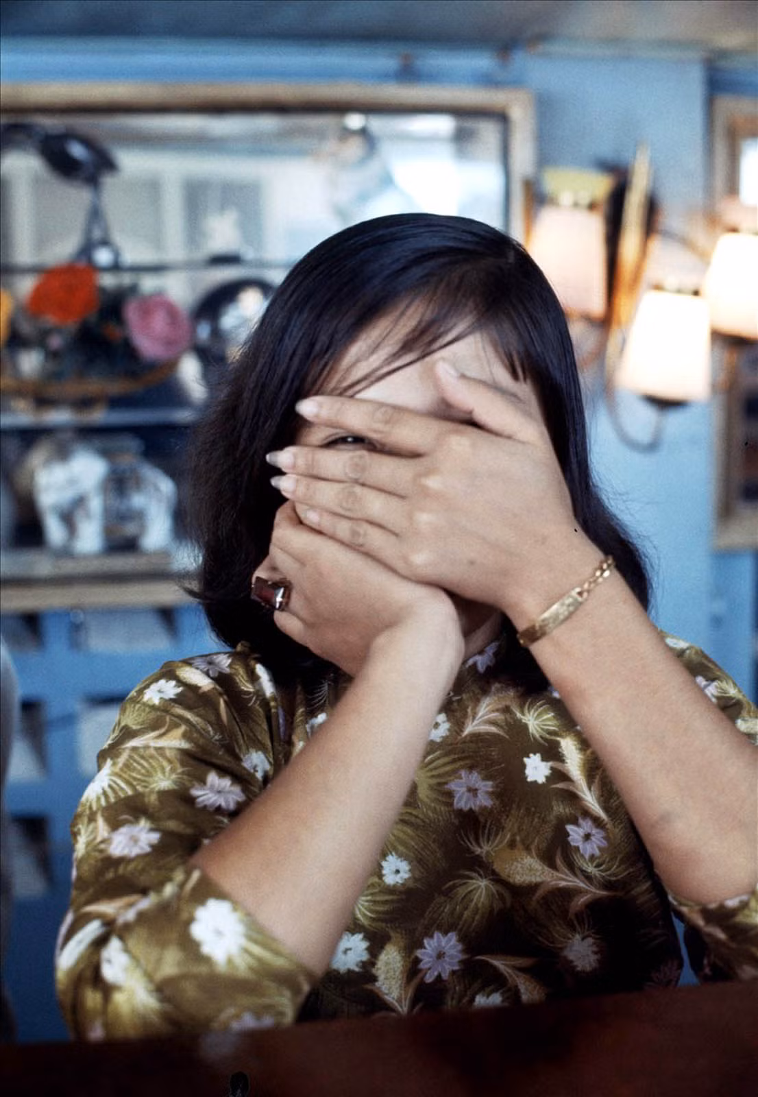 Cô gái xinh đẹp thẹn thùng che mặt khi bị chụp ảnh tại trung tâm R&amp;R.