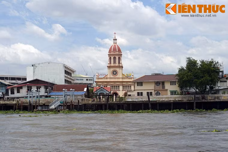 Tọa lạc bên bờ Tây sông Chao Phraya thuộc địa phận quận Thonburi, nhà thờ Santa Cruz là nhà thờ Công giáo cổ nổi tiếng nhất của thành phố Bangkok.